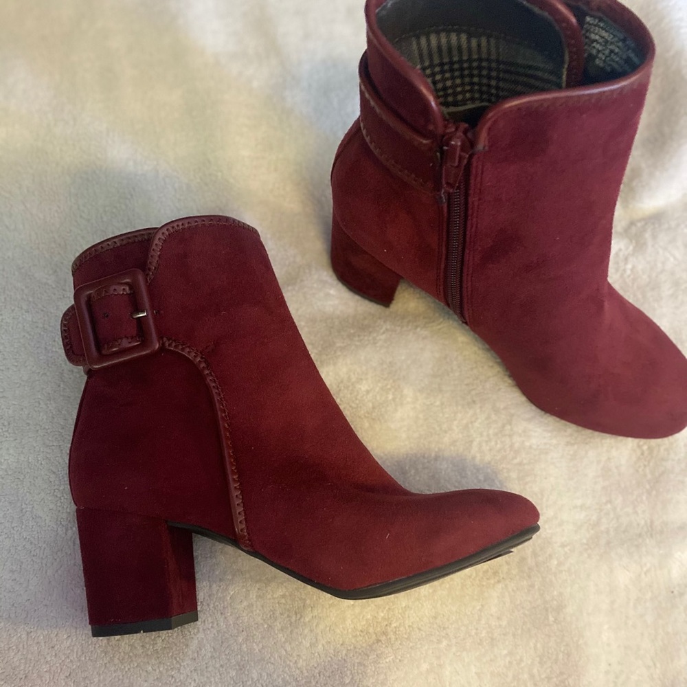 Vine / burgundy suede boots